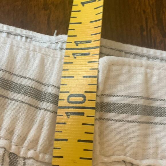 Liz Claiborne Linen Blend White with Gray Linen Striped Capri Pants Size Large - Picture 8 of 9